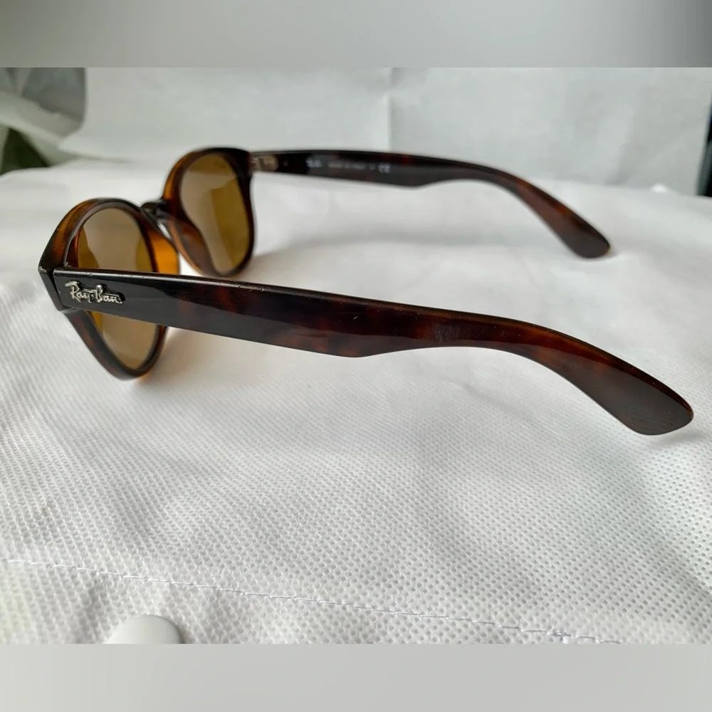 Scratched Ray-Ban Classic Wayfarer Rounded Brown Sunglasses - Picture 3 of 10